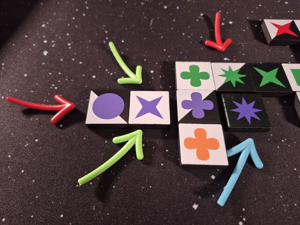 Mehr Spielsteine in Reihen und Spalten, auf weitere zeigen Pfeile.