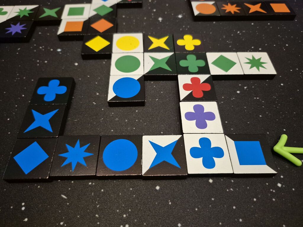 Spielsteine aus "Qwirkle Flex".