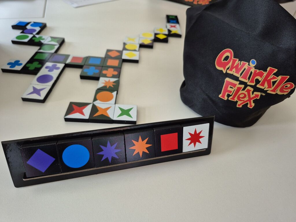 Spielmaterial von "Qwirkle Flex".