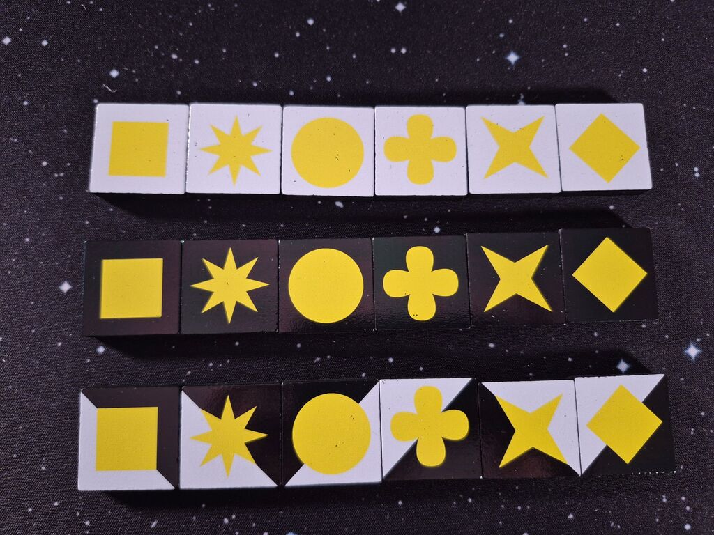Drei Reihen Spielsteine mit gelben Symbolen.