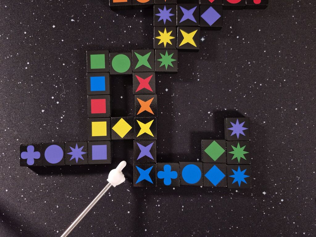 Ein Zeiger deutet auf eine Lücke zwischen Spielsteinen.