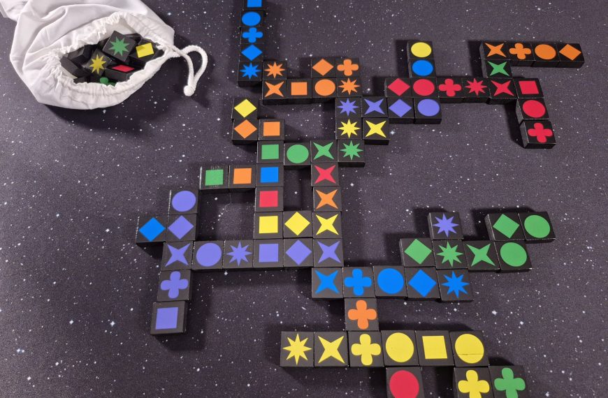 Spielsteine in einer großen Auslage.