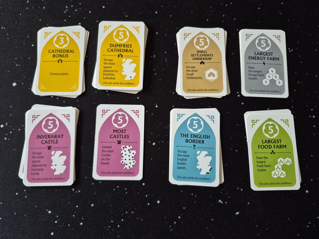 Acht Kartenstapel mit unterschiedlichen Farben, Text und Symbolen.