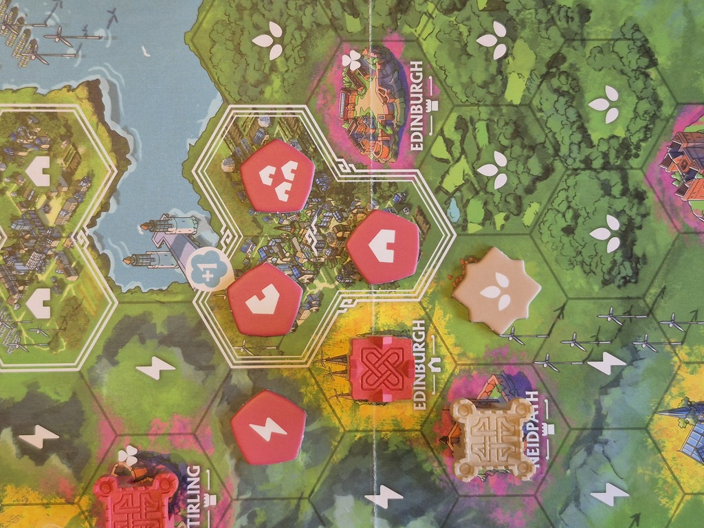 Drei Plättchen gleicher Farbe auf einem begrenzten Bereich des Spielplans von "Rebirth".