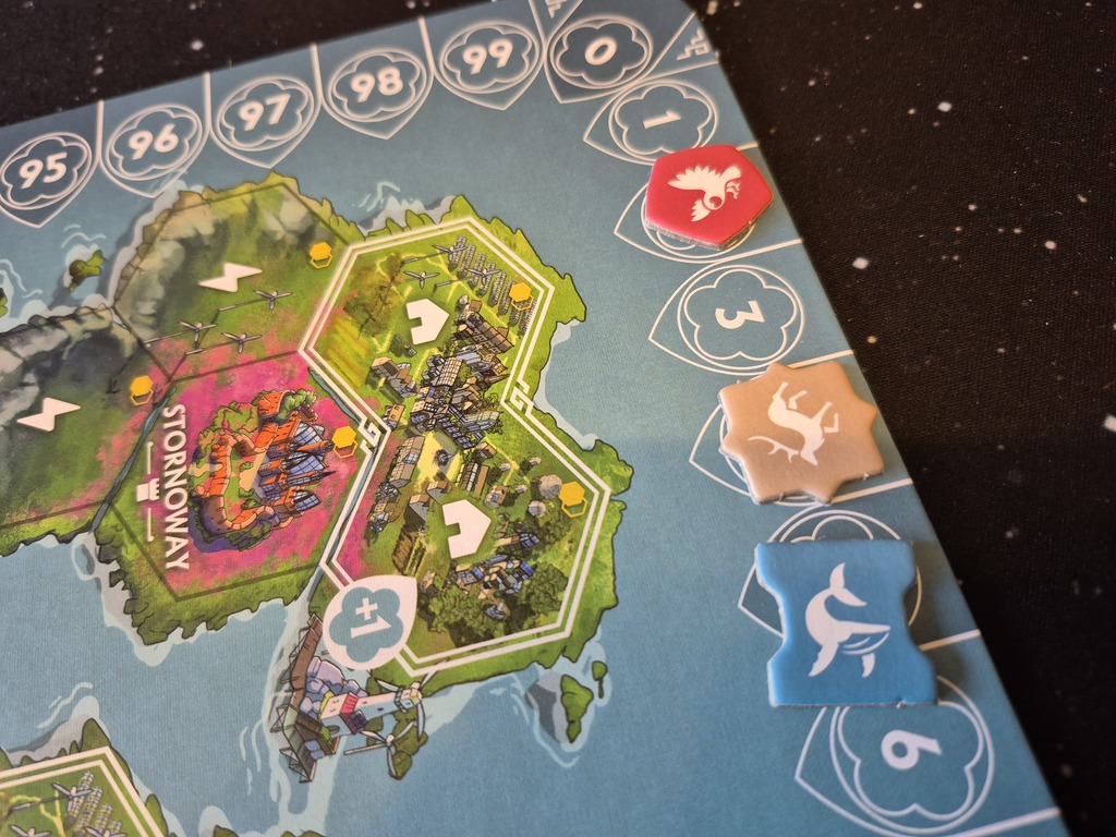 Vier Marker auf einer Zählleiste auf dem Spielplan von "Rebirth".