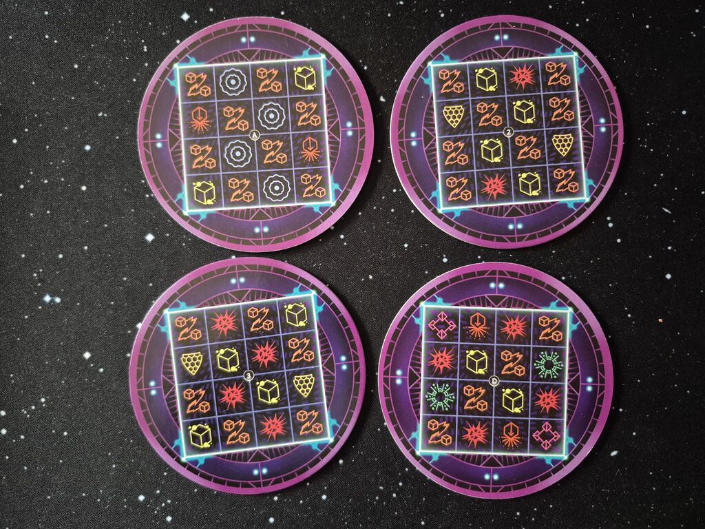 Vier Scheiben mit einem Raster voller Symbole.