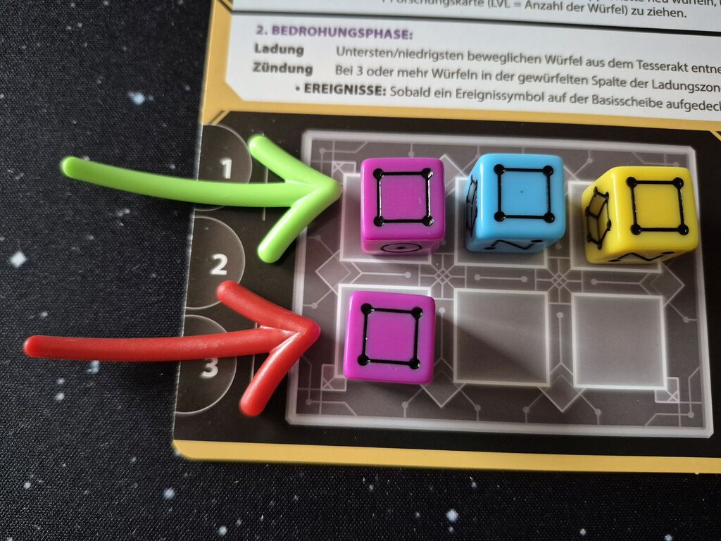 Vier Würfel auf einem Spielplanteil.