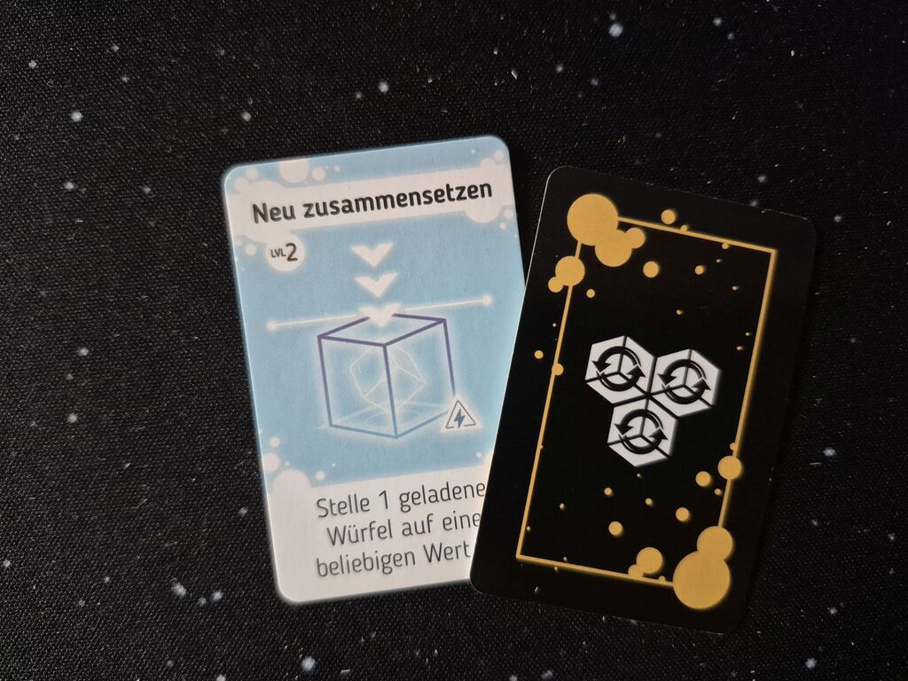 Zwei Karten mit Text und Symbolen.