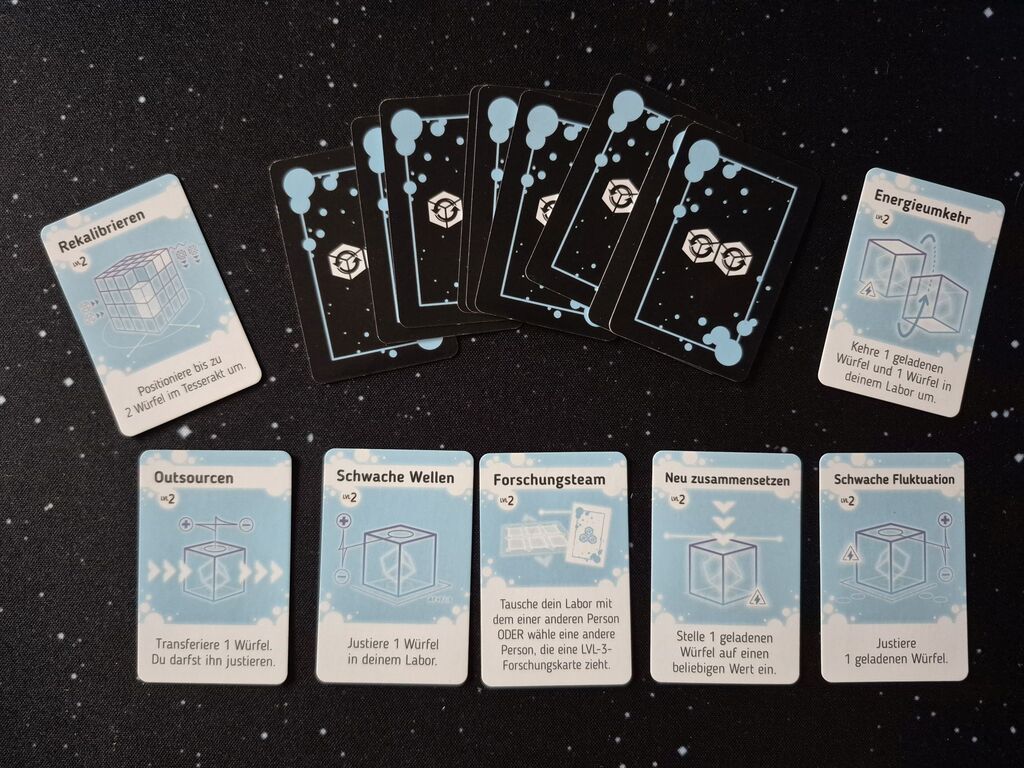 Karten mit hellblauem Hintergrund, Text und Symbolen.