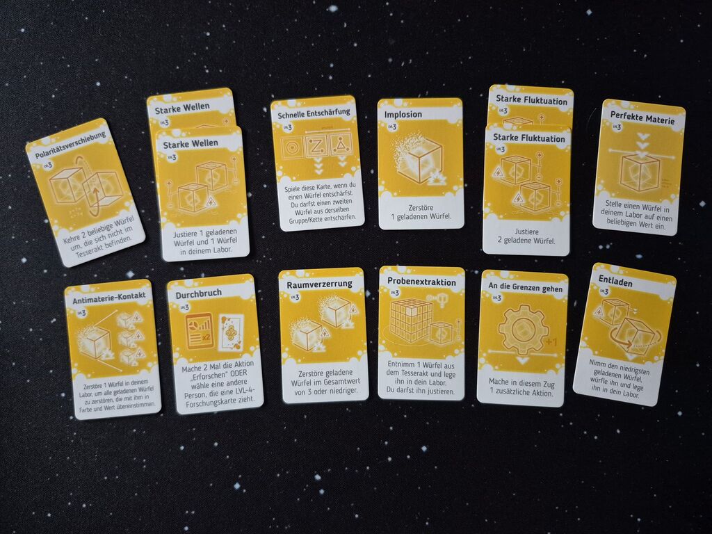 Karten mit gelbem Hintergrund, Text und Symbolen.