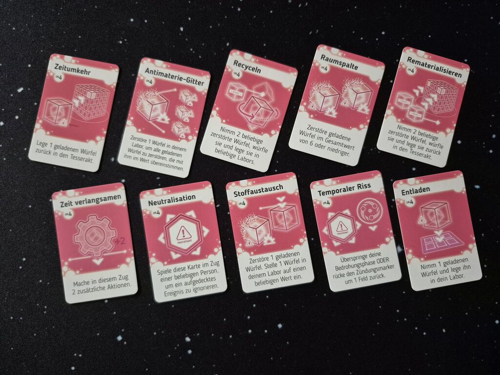 Karten mit rotem Hintergrund, Text und Symbolen.