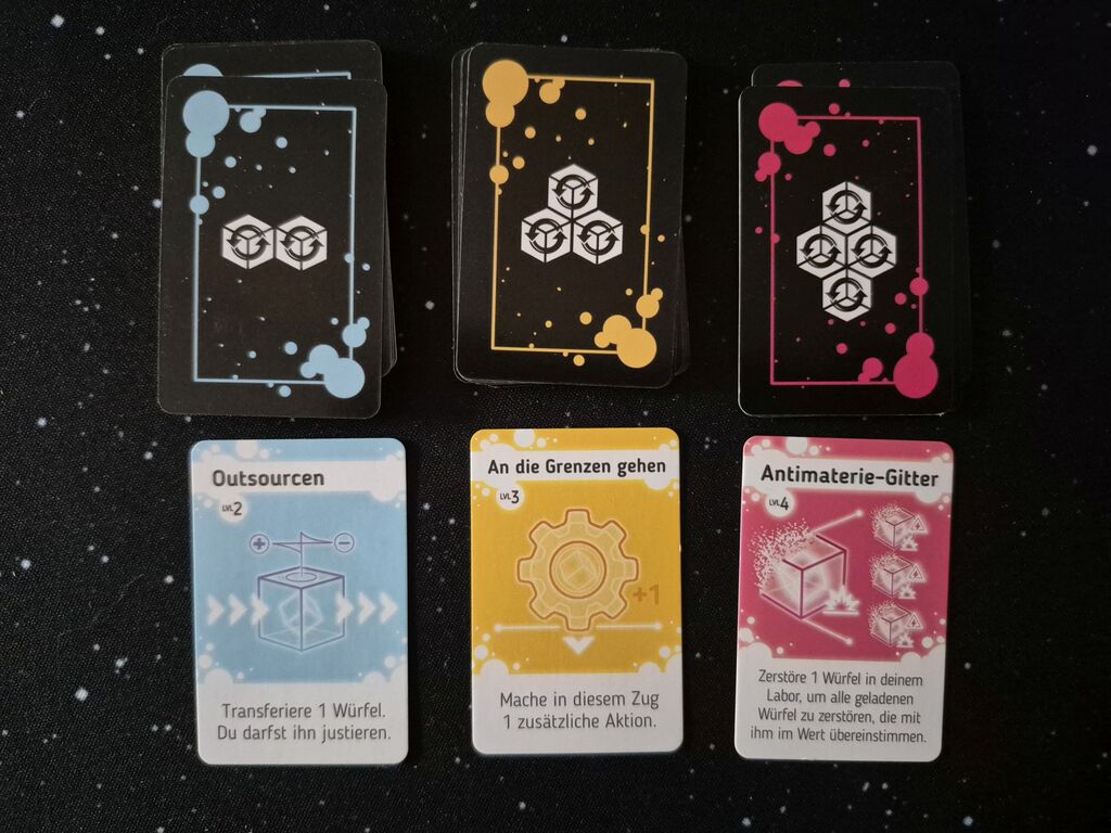 Kartenstapel mit Symbolen und Text.