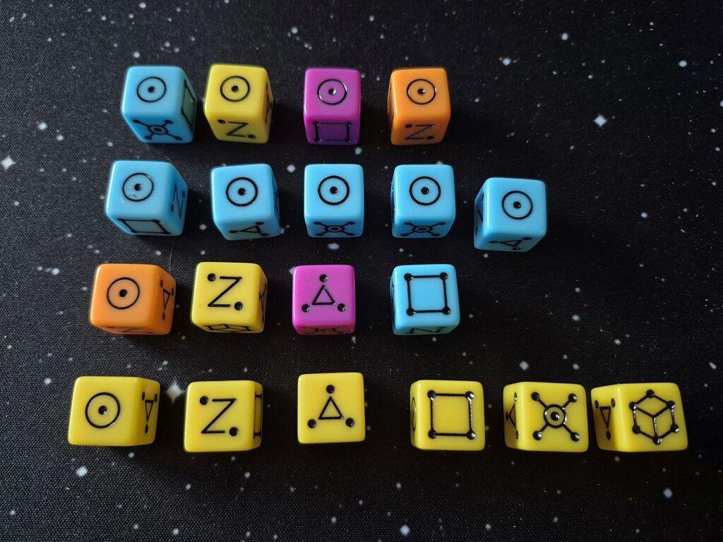 Vier Reihen bunter Würfel.