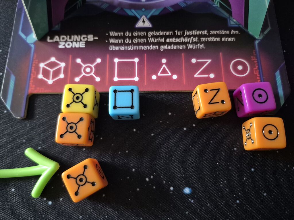 Würfel unter einem Teil des Spielplans.