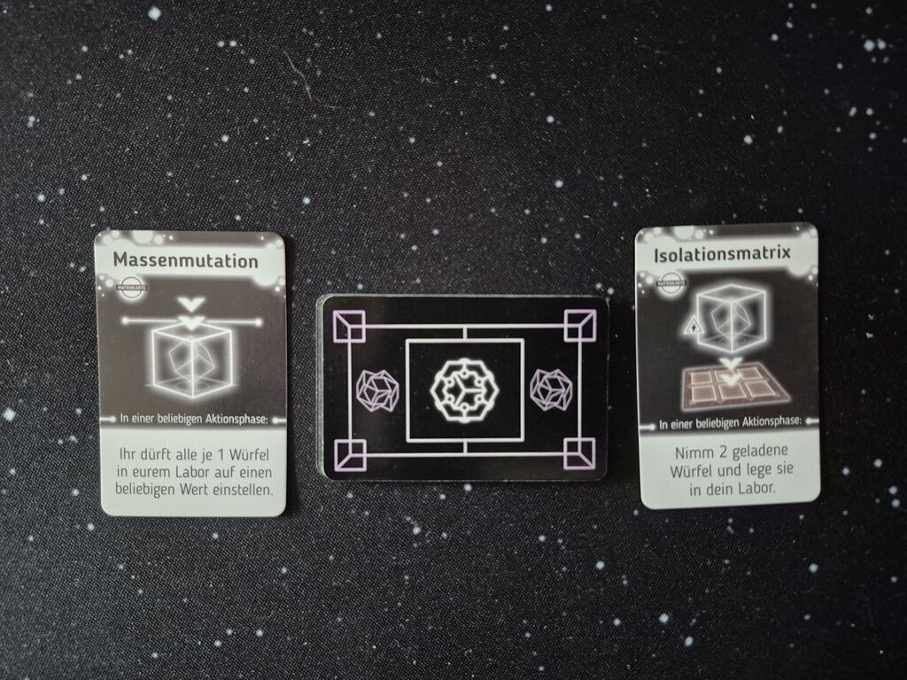 Drei Karten mit Text und Symbolen.