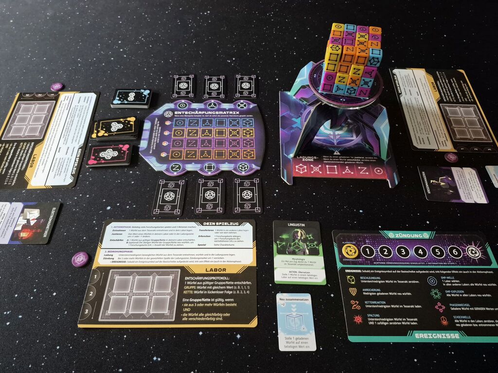 Das zum Start aufgebaute Spielmaterial von "Tesseract".