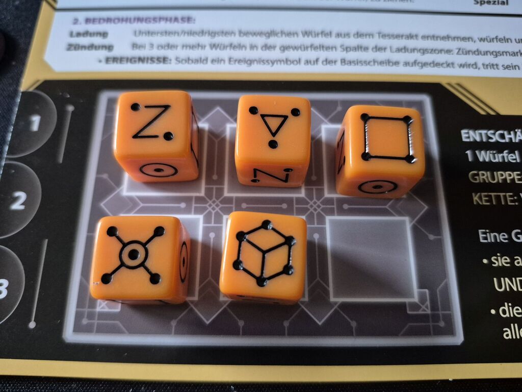 Fünf Würfel liegen auf einem Spielertableau aus "Tesseract".