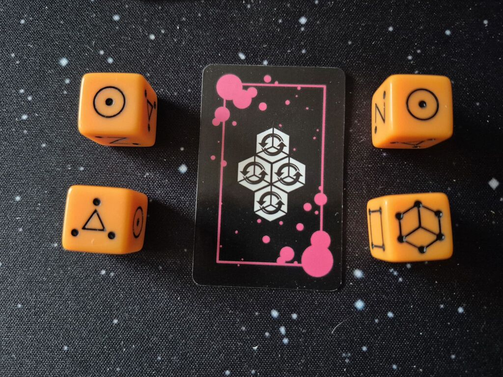 Vier Würfel und eine Karte.