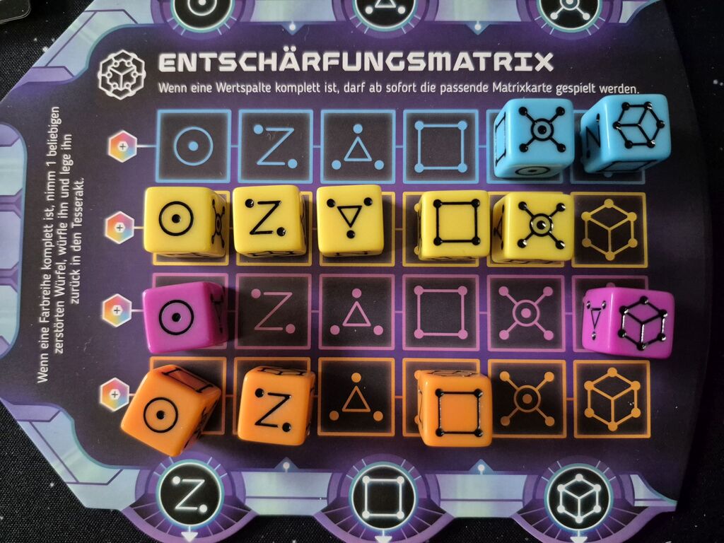 Würfel auf einem Raster eines Spielplans.