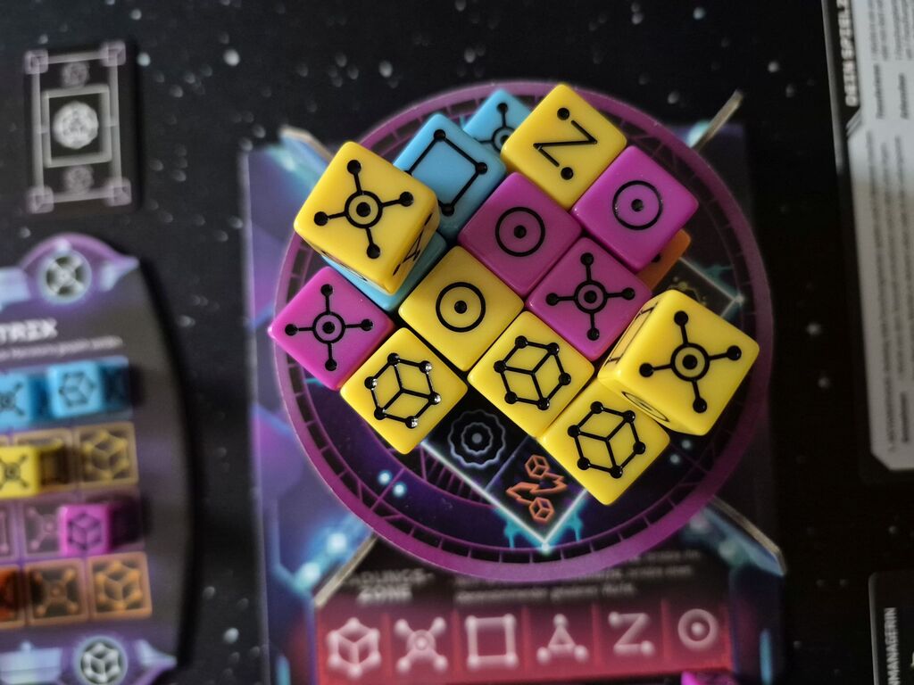 Gestapelte Würfel auf einem Spielplanteil.