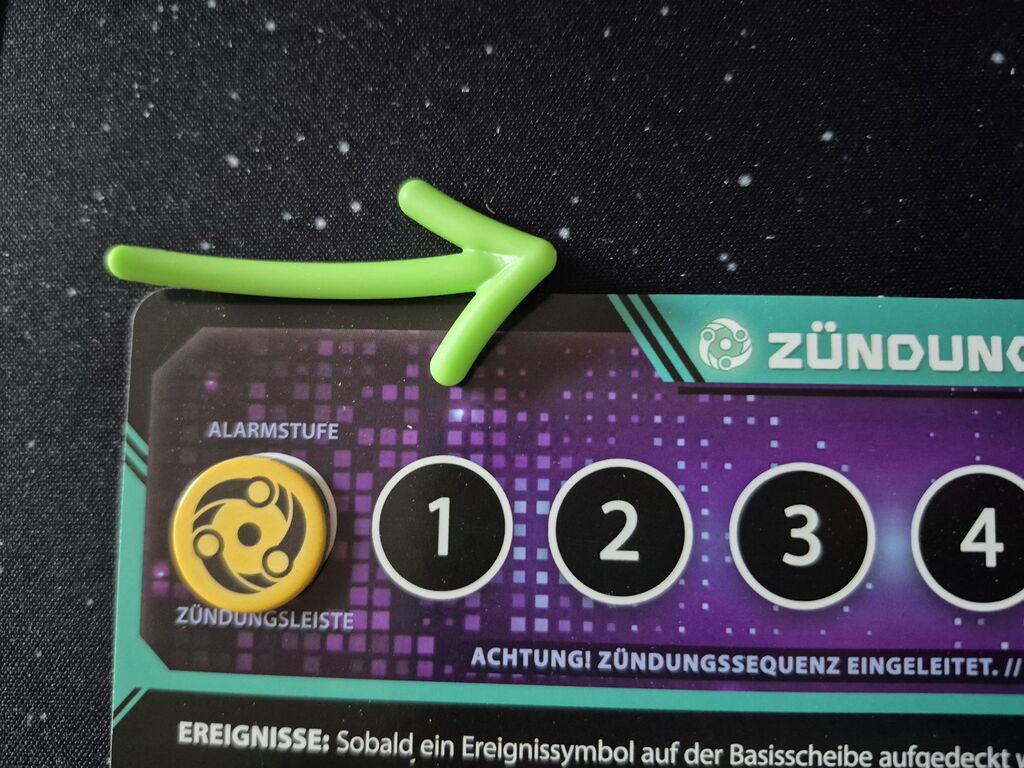 Ein Teil eines Spielplans aus "Tesseract" mit Zahlen und einem Marker.