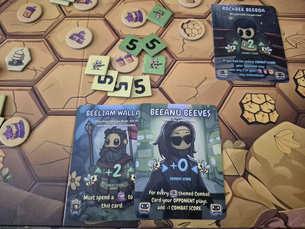 Karten neben dem Feld mit Bienenmarkern.