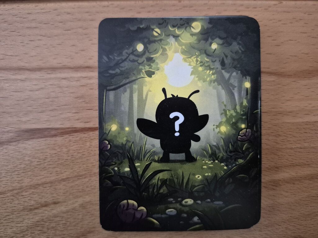 Ein Kartenstapel mit einem Fragezeichen und dem Schatten einer Biene als Illustration.