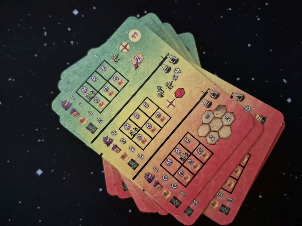 Karten mit Symbolen, Zahlen und Buchstaben.