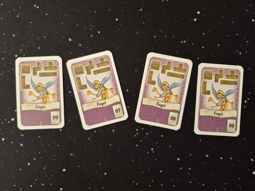 Vier Karten mit je einem Engel und Polyomino-Formen.