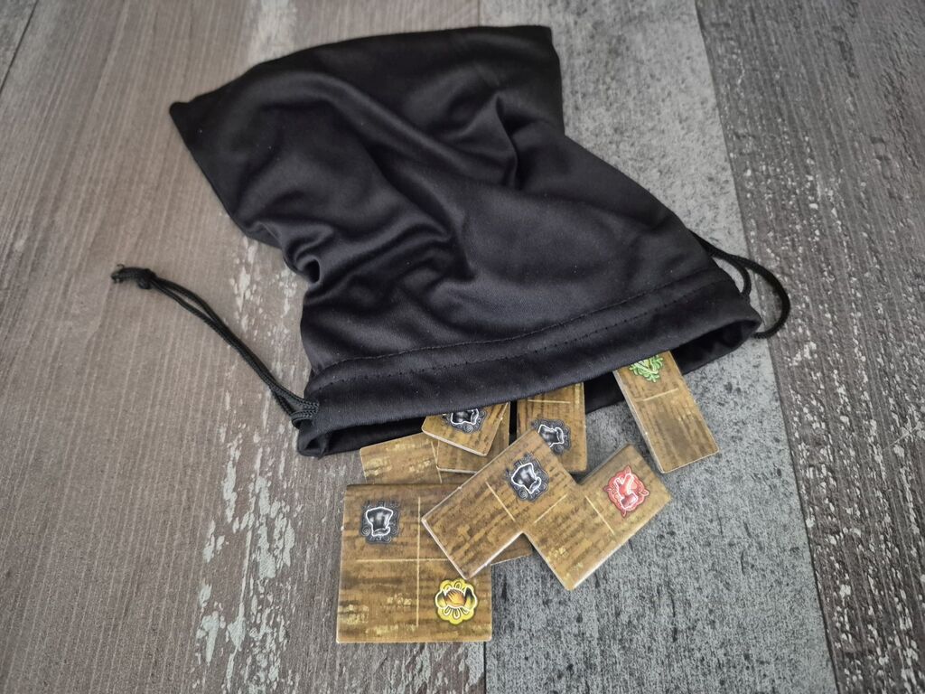 Ein schwarzer Beutel mit Polyominos.