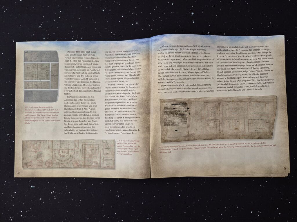 Zwei Seiten aus der Anleitung von "Campus Galli" mit Text und Fotos.