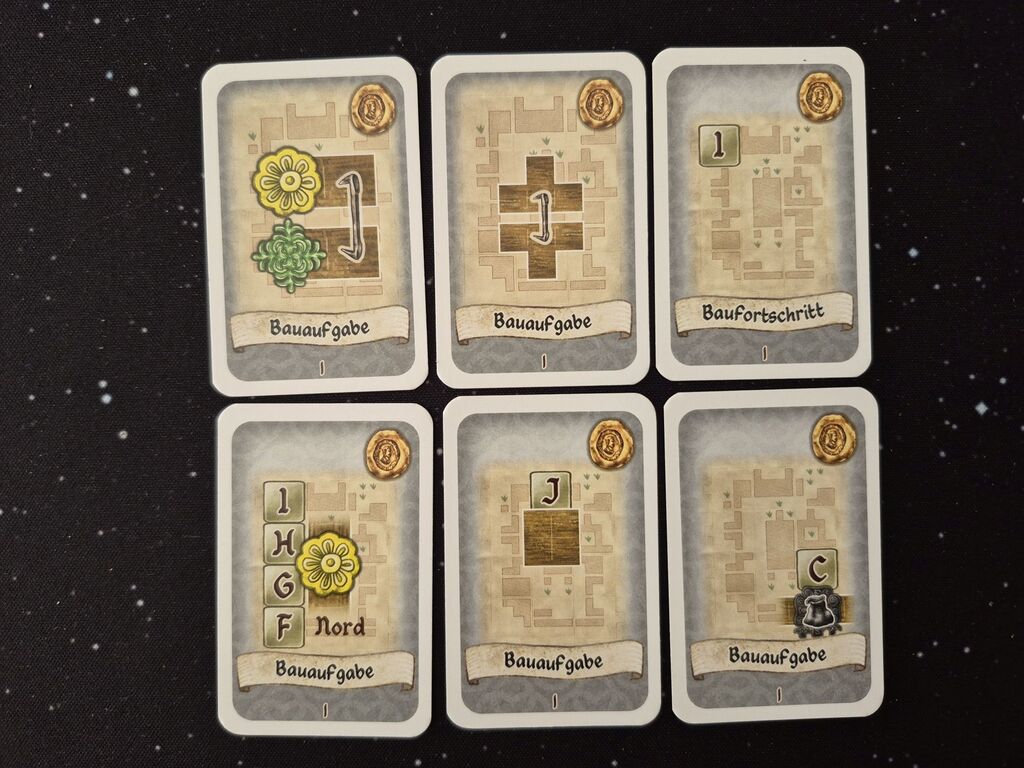 Sechs Karten mit Symbolen.