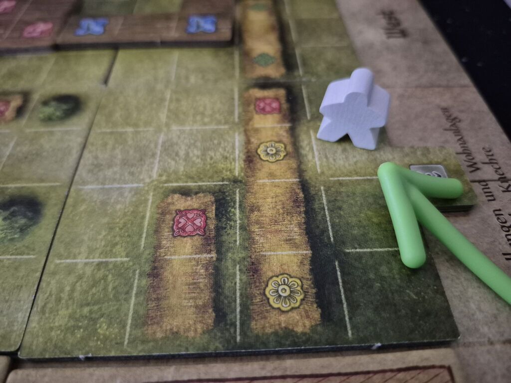 Eine Figur steht darauf.