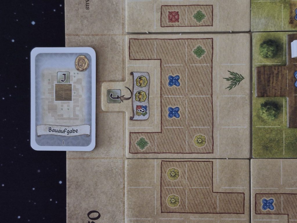 Eine Karte neben einem Spielplanteil.
