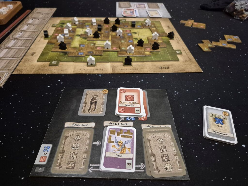 Viele Meeple stehen auf Plättchen auf dem Spielplan.