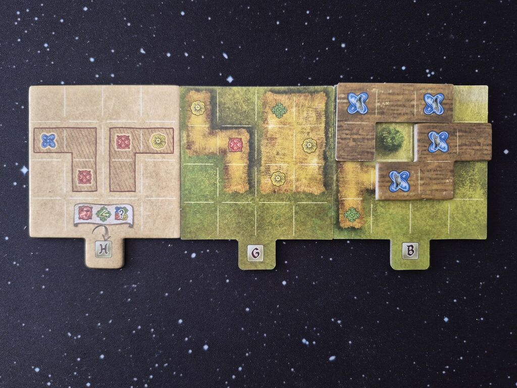 Drei Planteile mit Symbolen und zwei Plättchen.