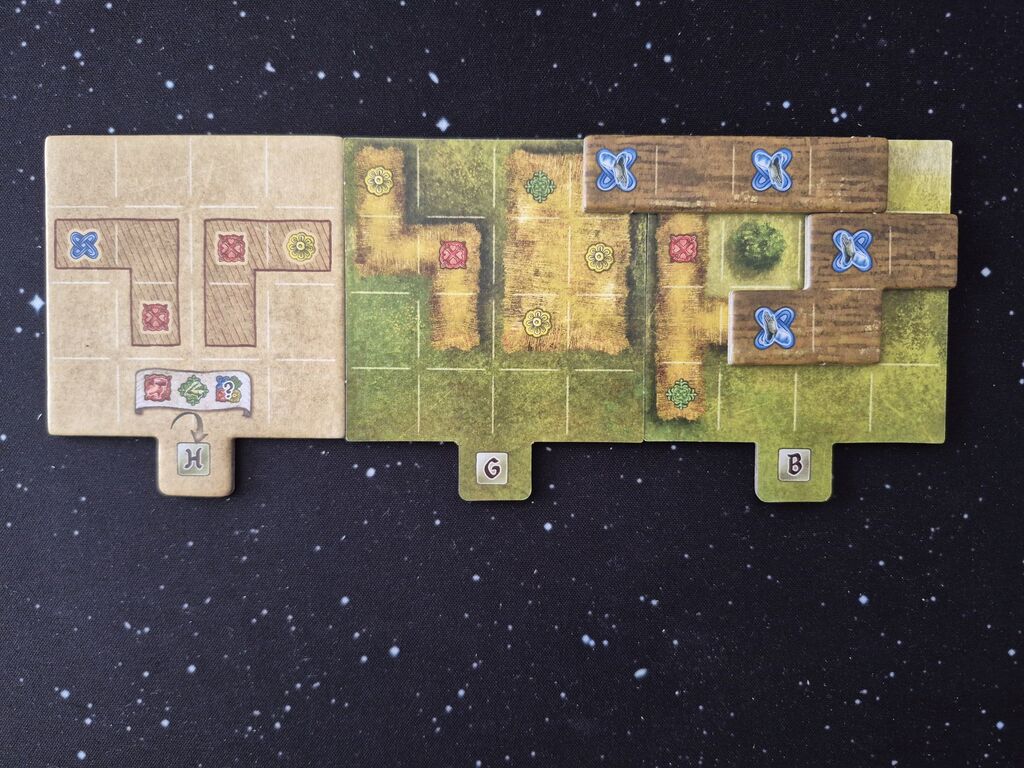 Drei Planteile mit Symbolen und zwei anderen Plättchen.