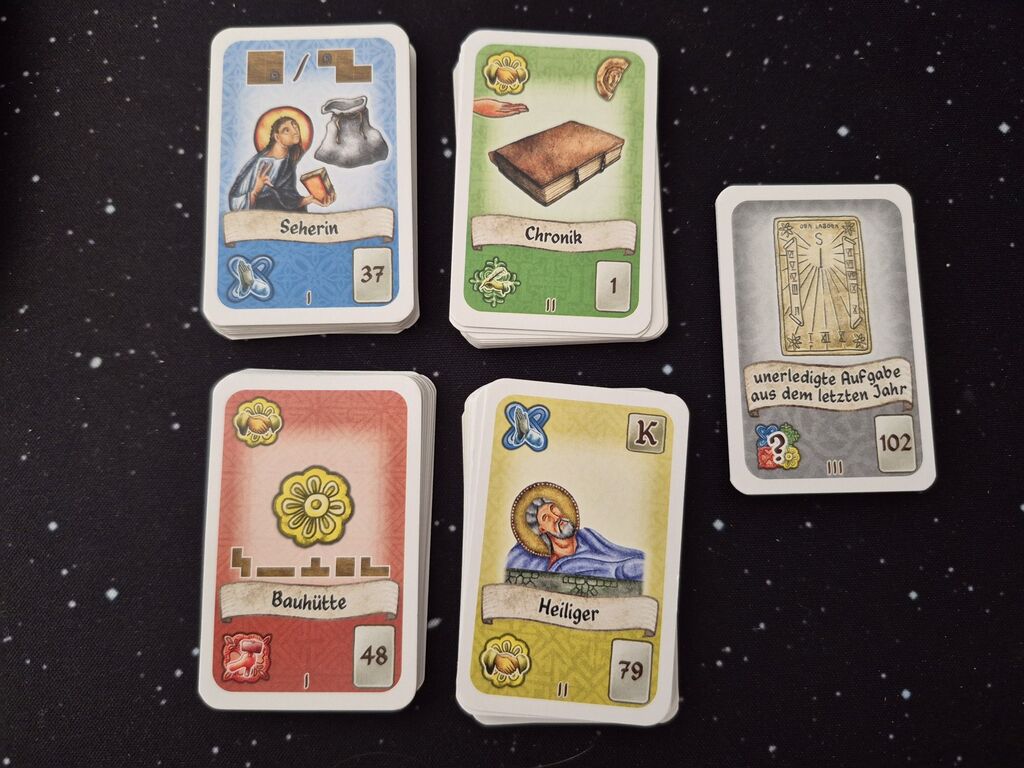 Fünf Kartenstapel aus "Campus Galli".