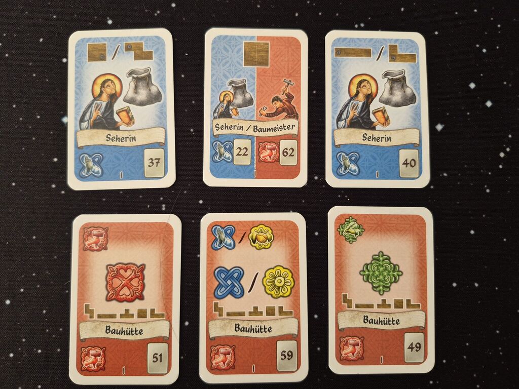 Sechs Karten mit Zahlen, Symbolen und Illustrationen.