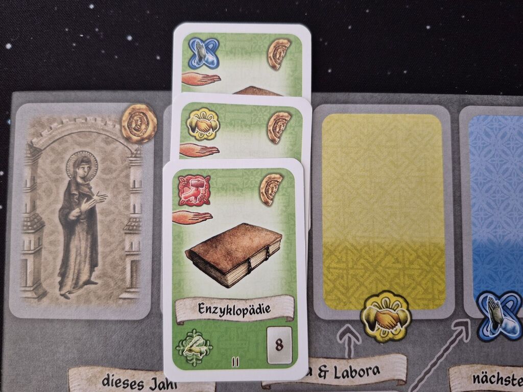 Drei Karten auf dem Spielertableau.