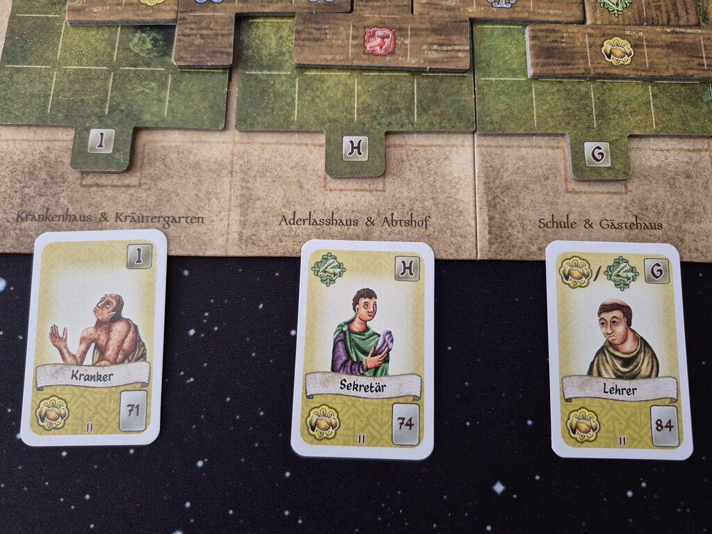 Drei Karten neben dem Spielplan.