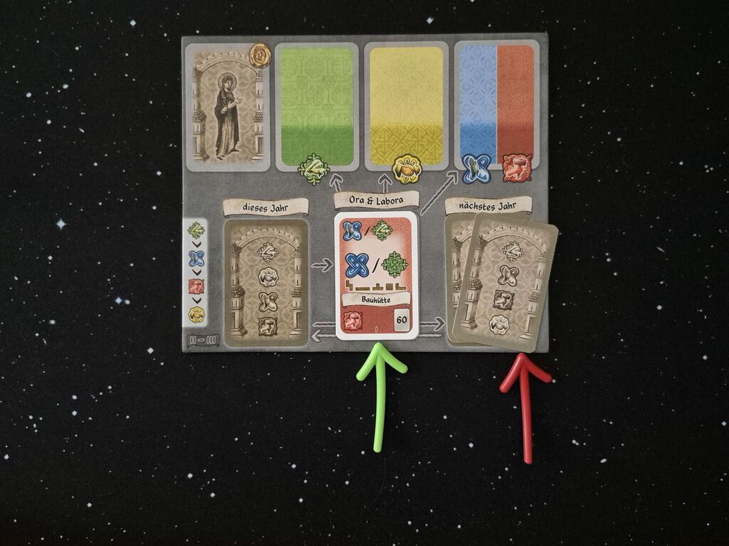 Spielmaterial, jetzt ist eine Karte aufgedeckt.