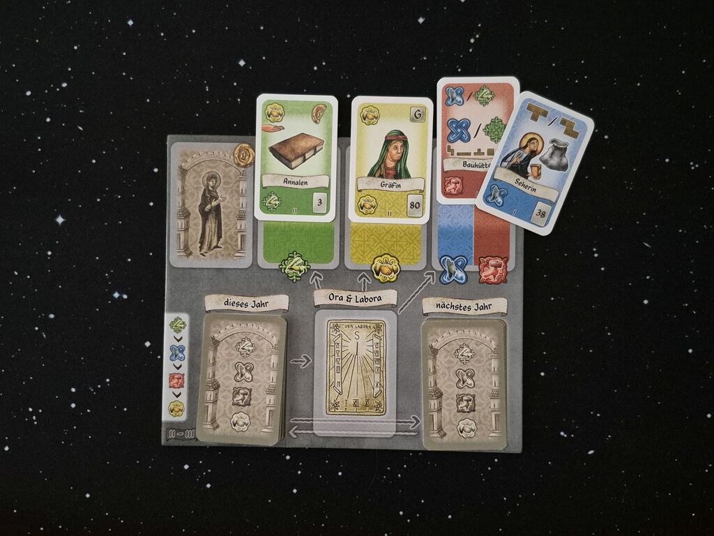 Karten liegen auf dem Spielertableau.