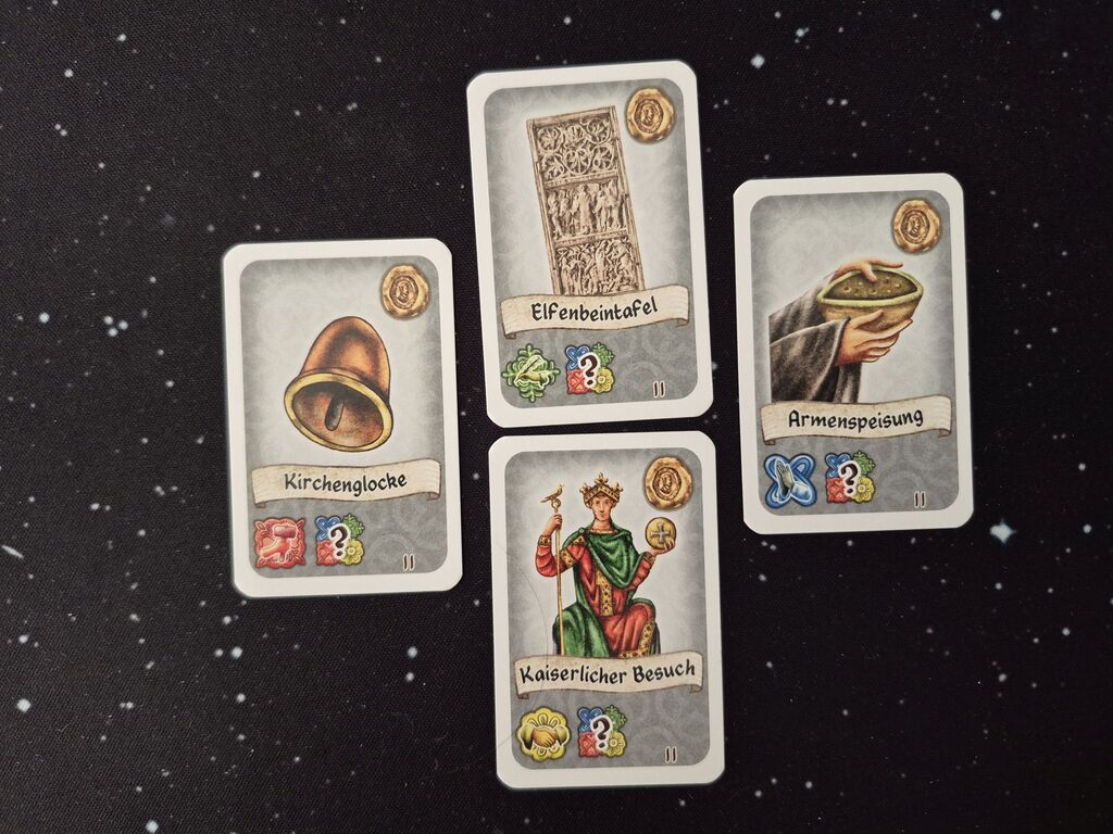 Vier Karten mit Text, Illustration und Symbolen aus "Campus Galli".