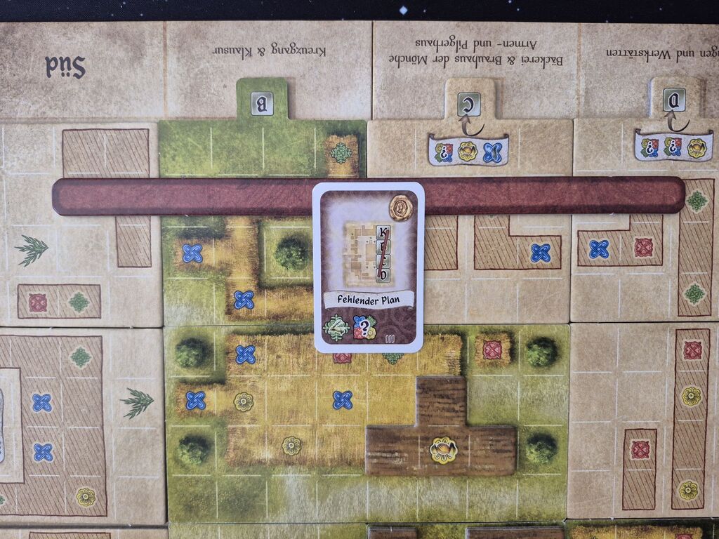 Eine Karte liegt auf dem Spielplan.