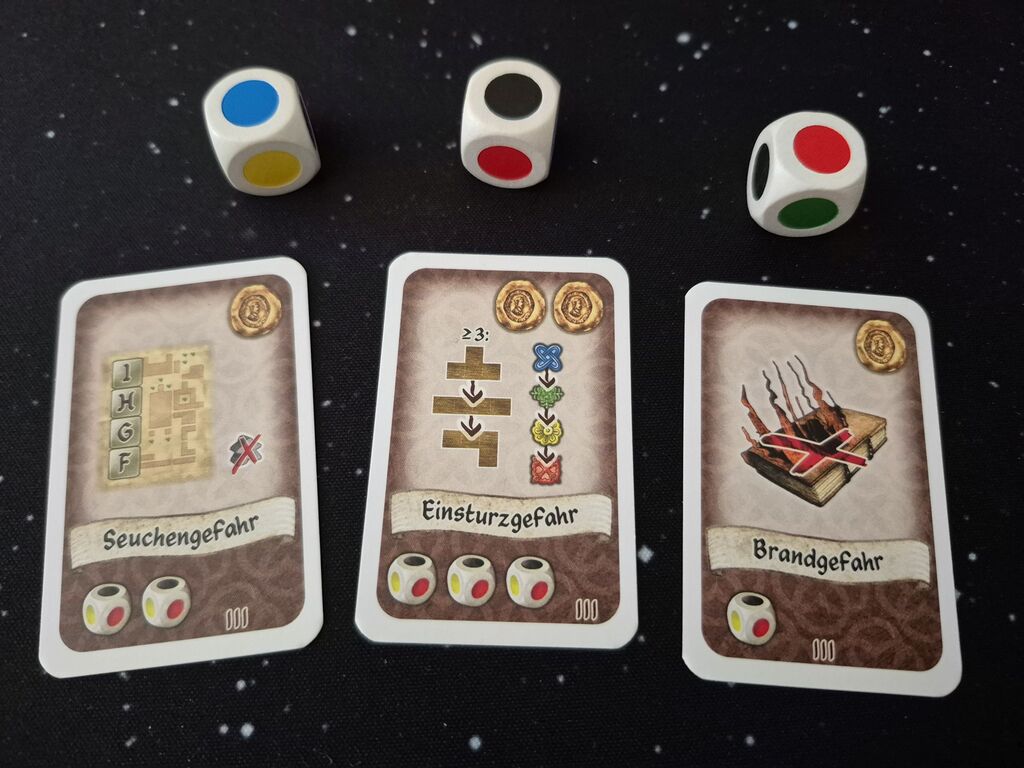 Drei Karten und drei Würfel aus "Campus Galli".