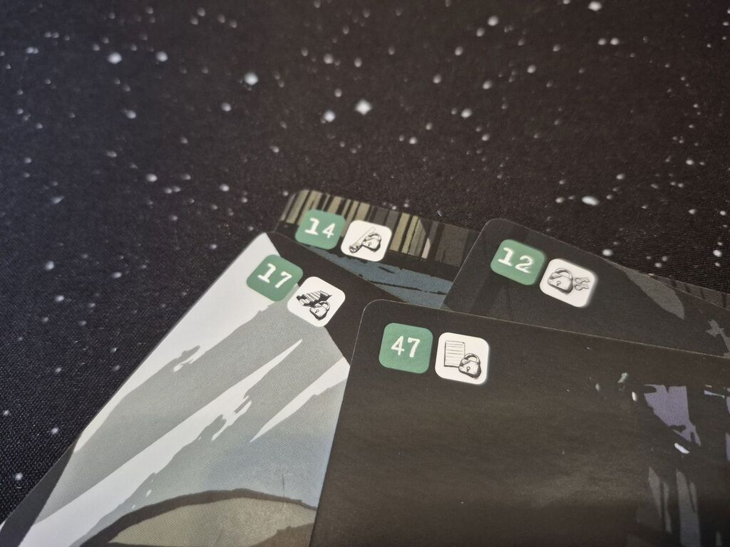 Vier Karten mit Symbolen, auf jedem Symbol ist ein Schloss.