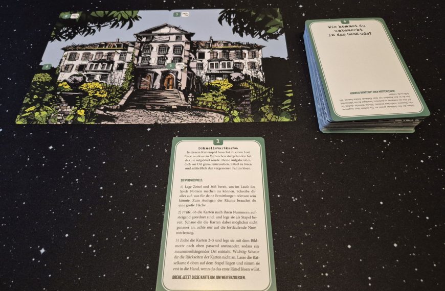 Ein Bild aus Karten von einem zerfallenen alten Gebäude. Daneben ein Kartenstapel und eine Karte mit Text.