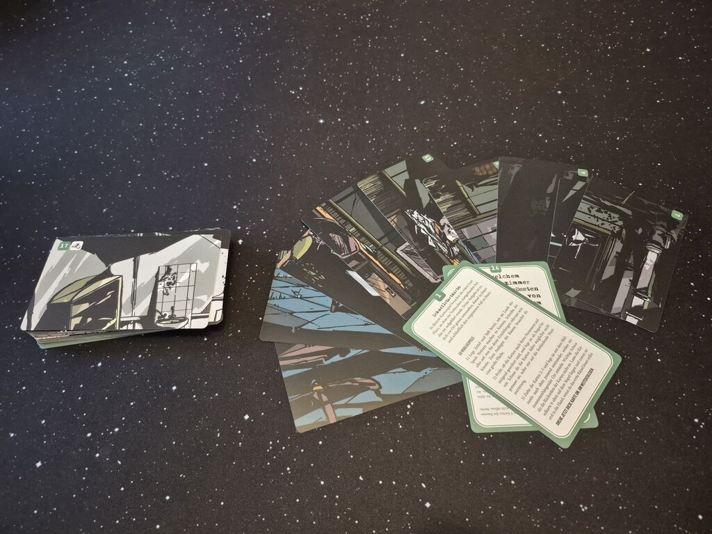 Karten mit Zeichnungen oder Text aus "Crime Places – Das Sanatorium"