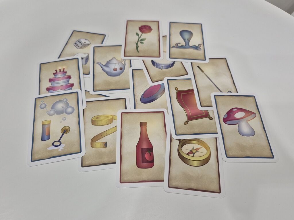 Karten mit Illustrationen von Gegenständen.